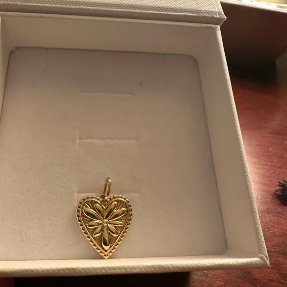 Mejuri Gold Heart Pendant - Picture 3 of 9